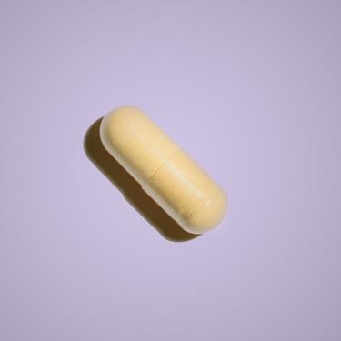 Curcuma Pill in lila background